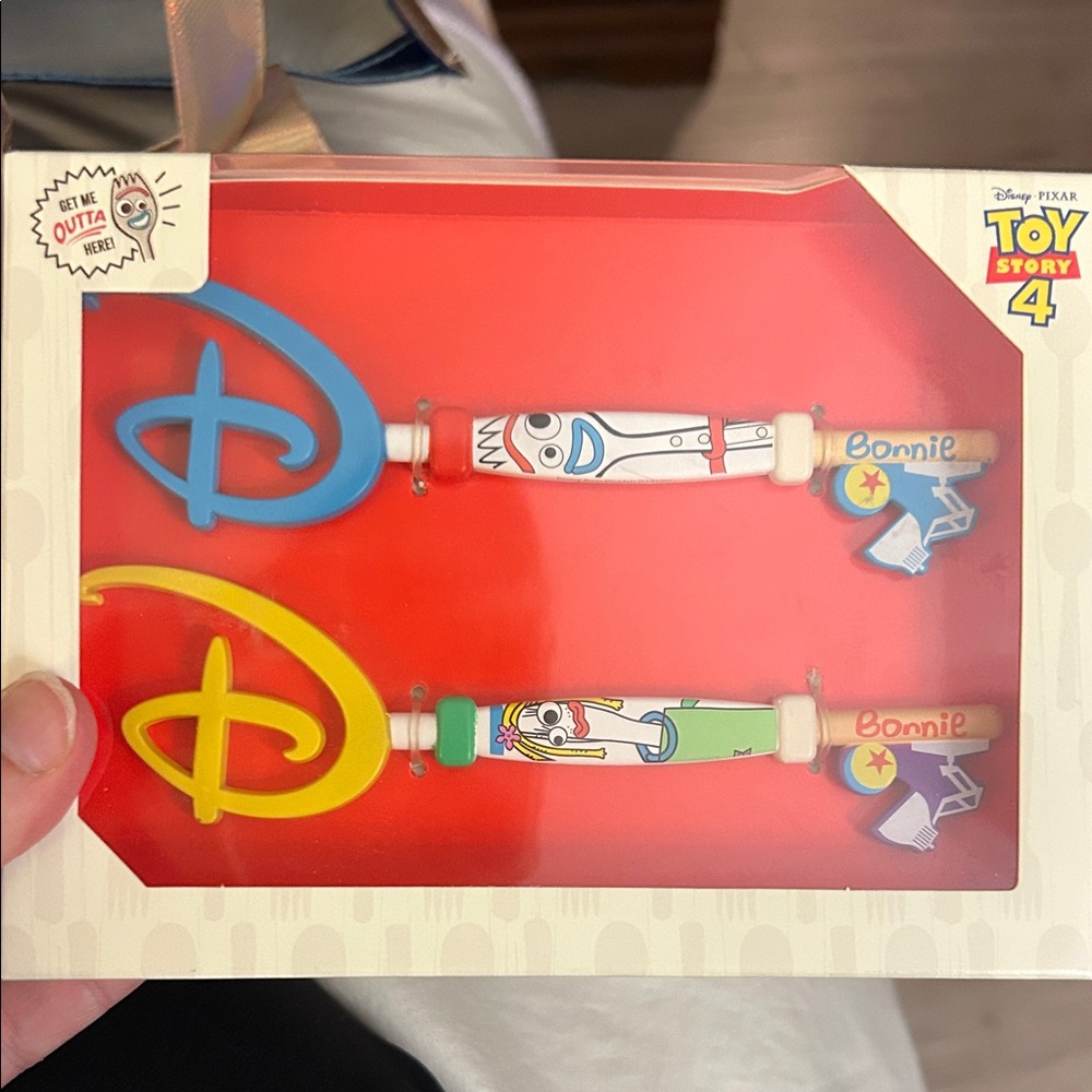 Disney Pixar Toy story 4 collectible key set NWT woody Forky